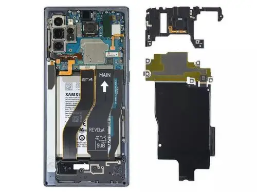 框架被移除后,我们就看到内部结构,主板完全位于手机顶部,这是pixel