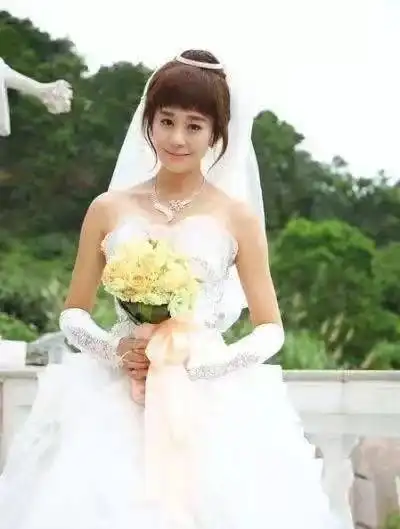 在《金粉世家》中饰演大小姐白秀珠,古典的婚纱,清冷的气质,给人一种