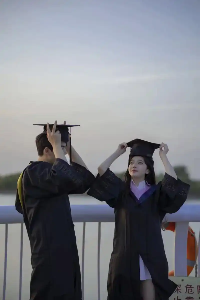 我却只为你折腰#摄影 #写真 #学士服 #毕业季 #情侣写真 - 抖音