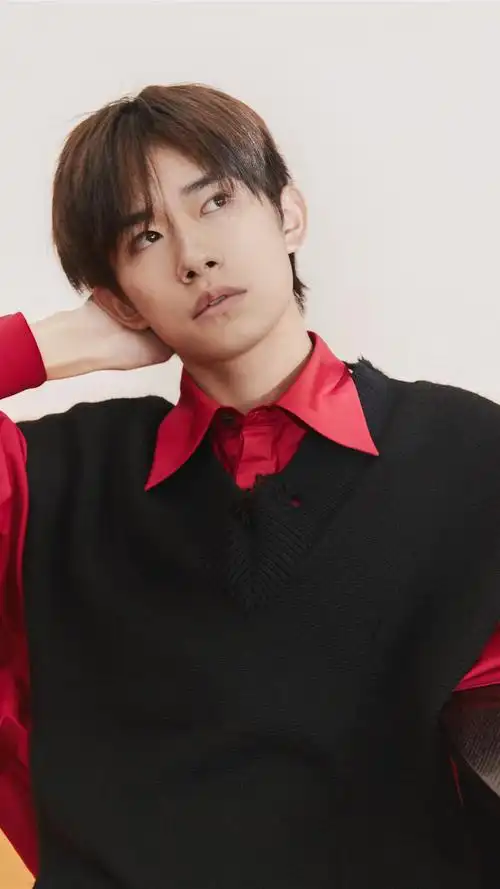 易烊千玺萌帅写真手机壁纸