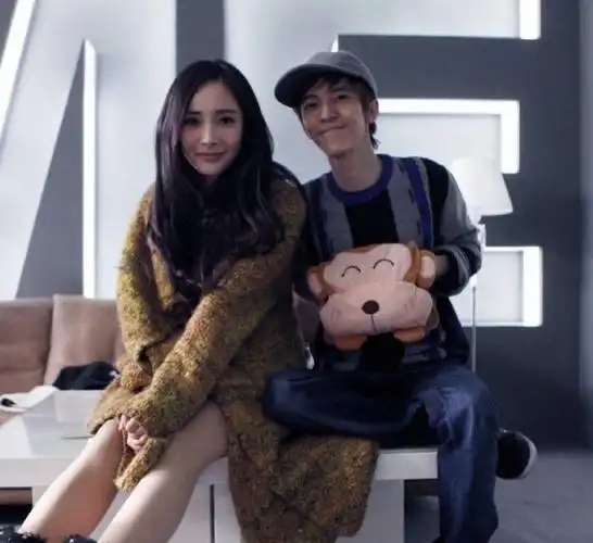 杨幂郭敬明搭肩合照