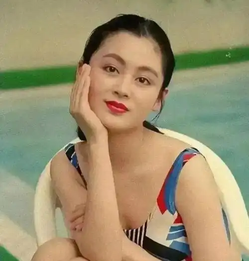 都说女大十八变,陈红是越变越好看,刚进入大学,就引来不少同学的欣赏