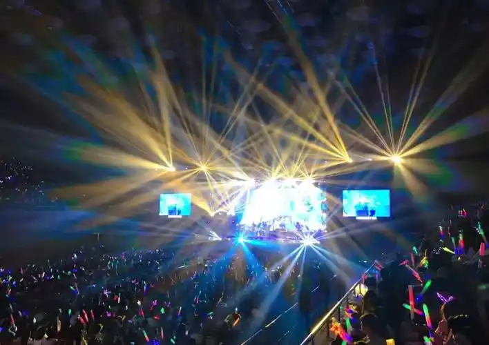 影烽灯光闪亮洪卓立佛山拉阔音乐会