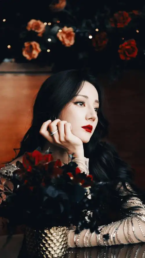 迪丽热巴黑色鎏金薄纱礼裙太惊艳!高贵优雅,彰显女性自信与魅力