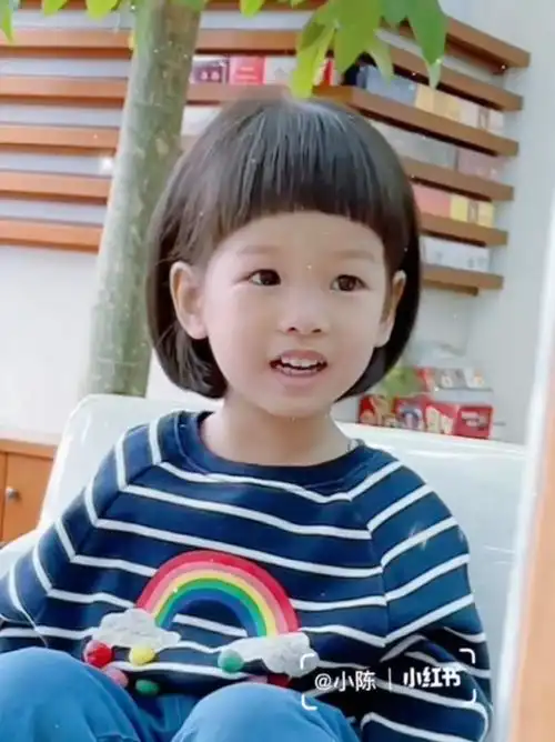 小女孩短发头型图片