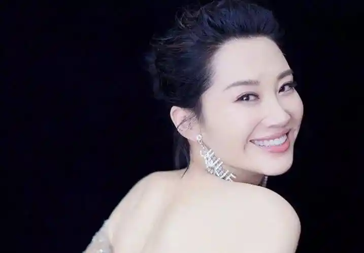 51岁许晴近照曝光,身材火辣成冻龄少女,至今未婚无子活出自我_网友