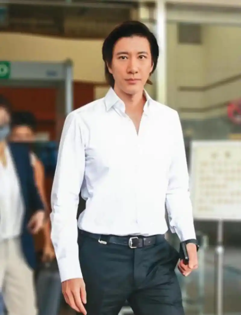 王力宏终于离婚将付23万诉讼费与李靓蕾法院对峙露喜色心情佳