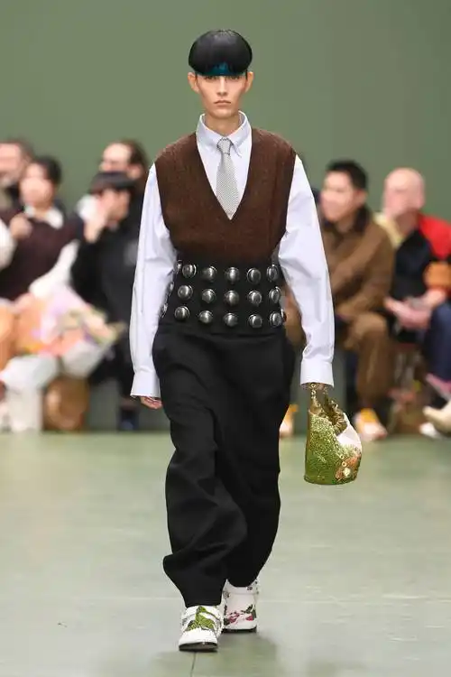 巴黎时装周——罗意威品牌时装秀_腾讯新闻