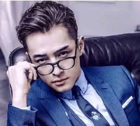 仙剑两大男神同戴眼镜,胡歌秒变大叔,霍建华霸气十足