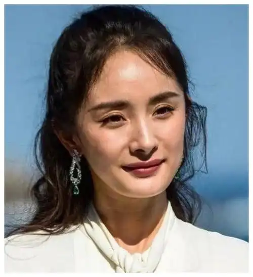 杨幂再美还是得靠精修,生图脸显老态沧桑,34岁就成"老大妈"