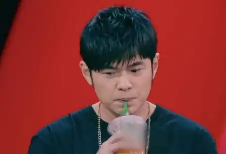 【真相】周杰伦排队买奶茶是怎么回事 周杰伦喝奶茶竟然因为英国演唱