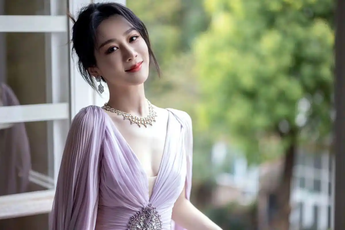 杨紫淡紫色深v长裙造型,温柔高贵又性感