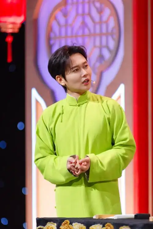 大褂真好看德云社相声专场##新春直播季#看@孟鹤堂口吐莲花