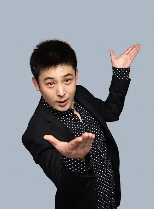 孙涛,这位脸上没有沧桑的55岁小品演员,在春晚舞台上陪伴大家辞旧迎新