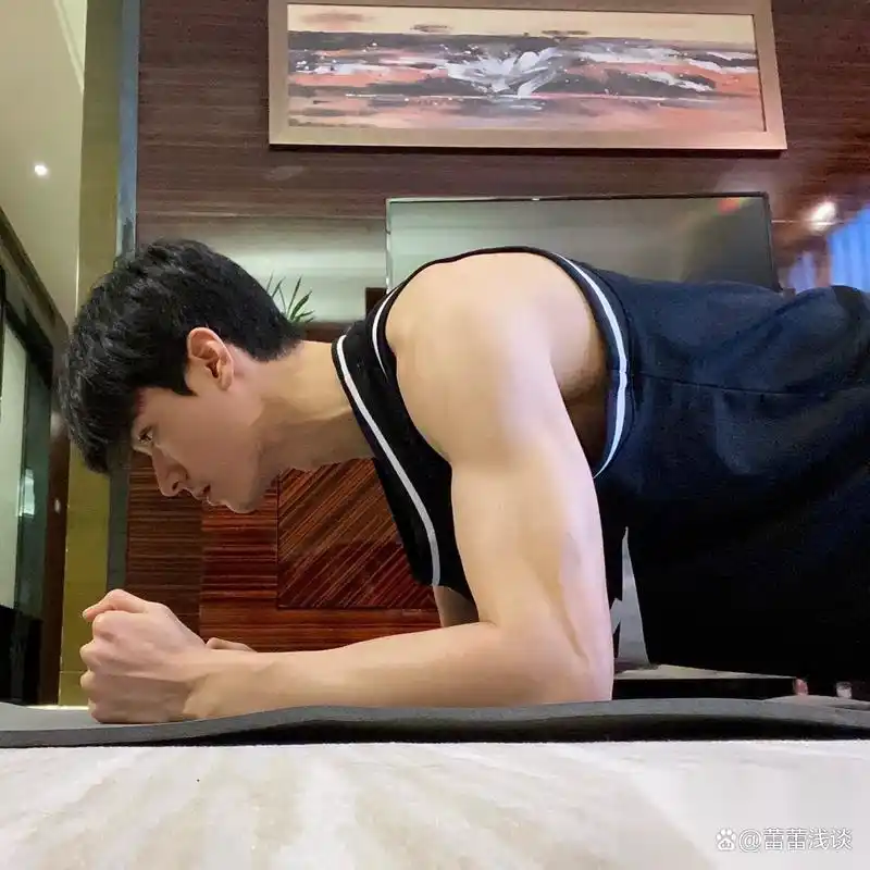 "顶流男神"龚俊大秀好身材,肌肉线条超明显,果然自律男人最帅