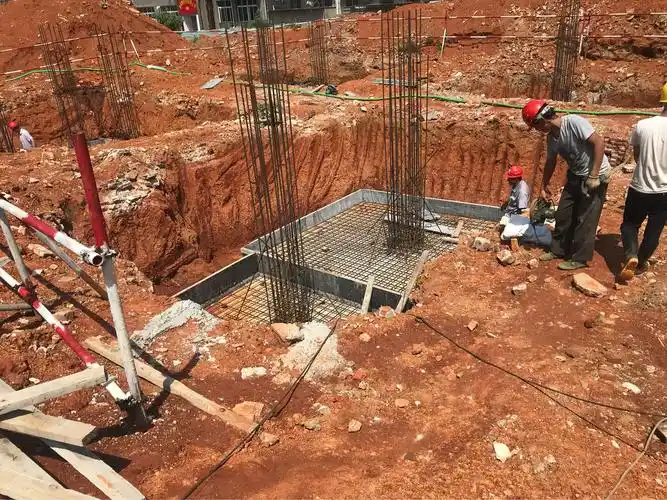 民和三小:基础承台模板安装完成80%,木工4人.