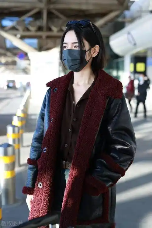 代斯现身北京机场 身材高挑气质非凡