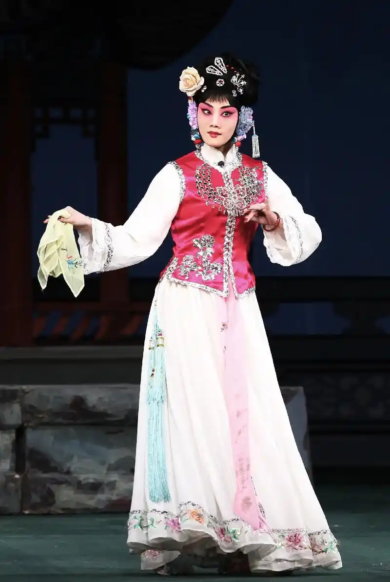 京剧《红楼二尤》舞台剧照 前尤三姐～朱虹饰演 后尤二姐～朱虹 - 抖