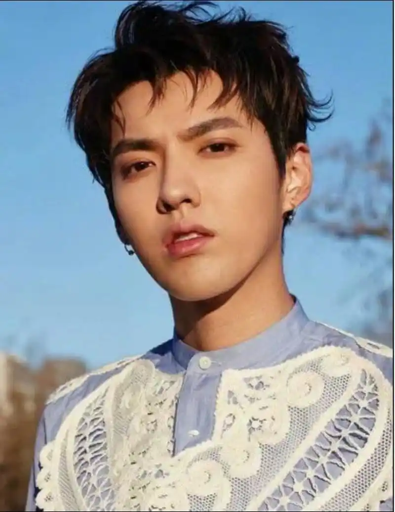 吴亦凡的一生:出生,出道,出名,出狱,出境#娱乐最前沿# #每日娱乐播报