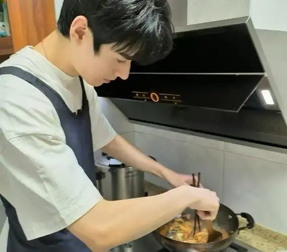 长着一张不食人间烟火的脸,却是隐藏大厨,这7位男星谁娶谁赚到