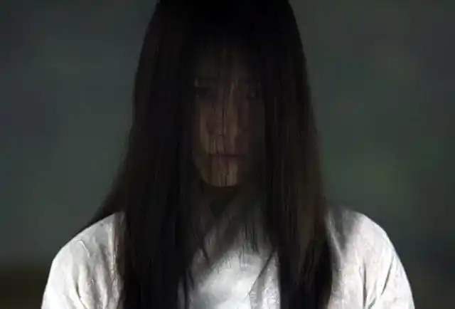 门外的白衣女子