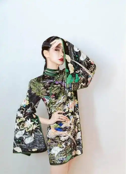 "沉眉妆"斓曦再次穿上古装,穿旗袍自觉抬腰,比例惊人_设计_潮流_整体