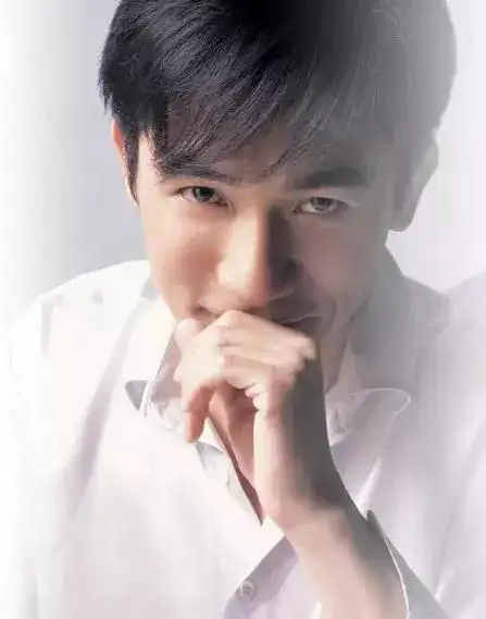 梁朝伟寸头造型亮相神似张艺谋,李子雄,粉丝哀叹:男神也老了