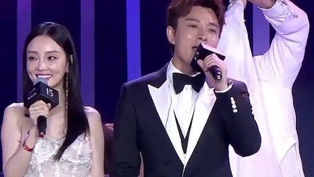 李小璐贾乃亮同台演唱,全程却毫无眼神交流!