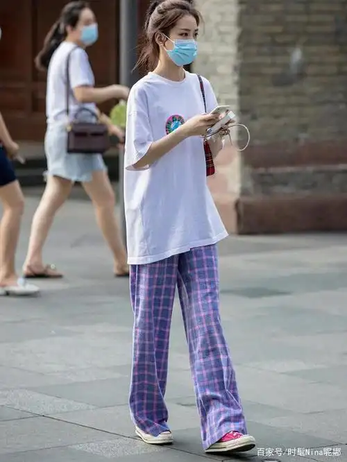 街头女生都爱穿"潮范t恤",时髦又个性
