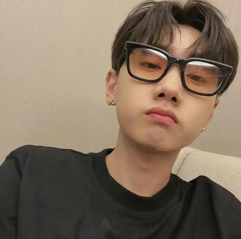 我真的觉得汪苏泷巨帅,比走颜值路线的明星还帅,真的长在了我审美点上