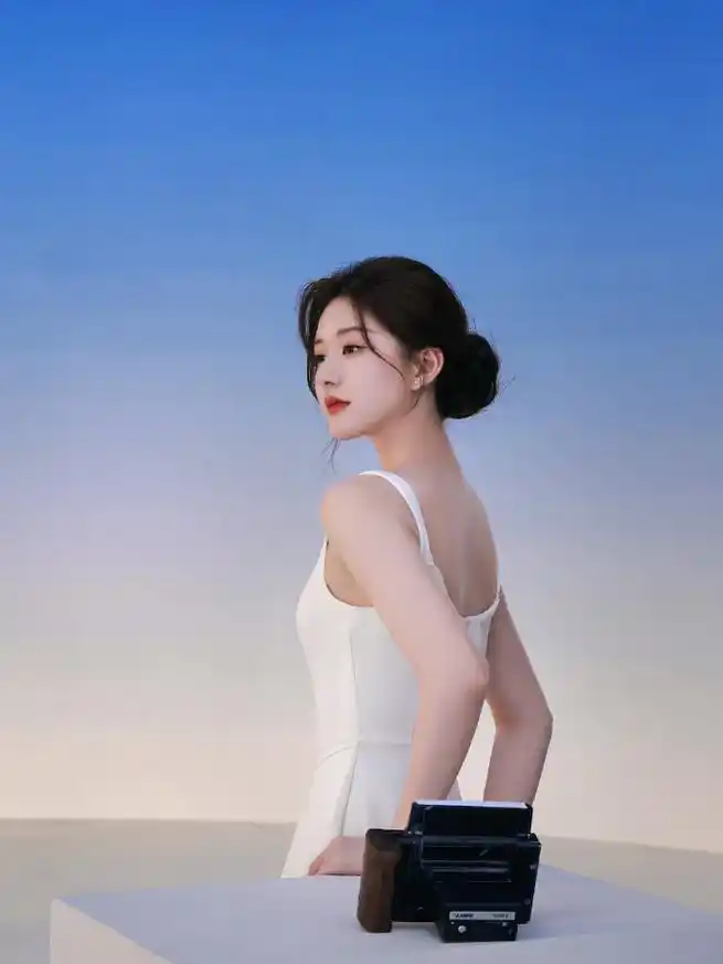 鞠婧祎和赵露思白色吊带裙大比拼!一个清纯可爱,一个优雅迷人