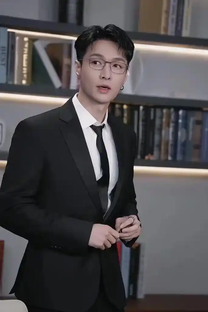 歌手,演员张艺兴身着ports宝姿男装礼服系列,举手投足间绅