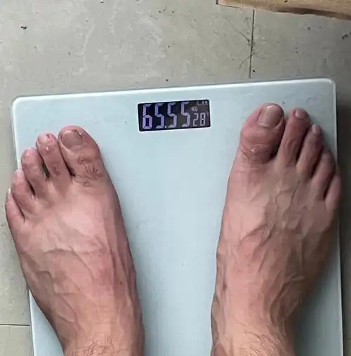 瘦了34斤后成功变成了当初美颜才能实现的样子,图2是以前的原始样子