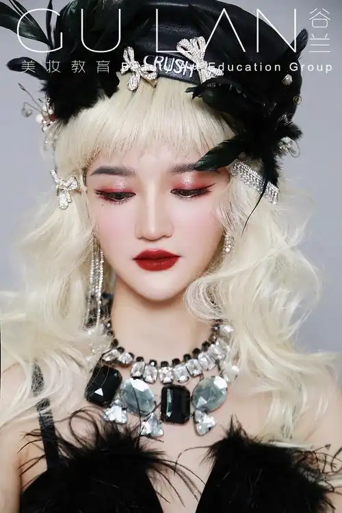 甜酷芭比写真混搭创意妆