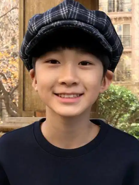 小"暖男"天天长大了,如今11岁的他颜值堪比张亮,还是大长腿