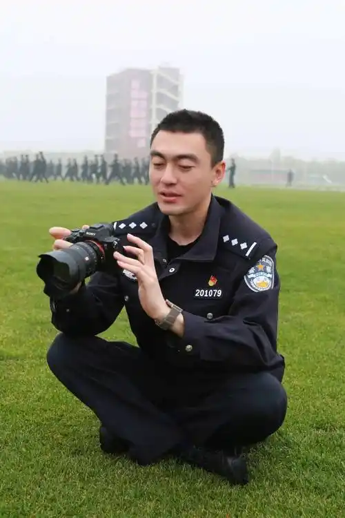 警服配枪支手铐?在特警新闻宣传工作中致敬"记录"的力量镜头反转