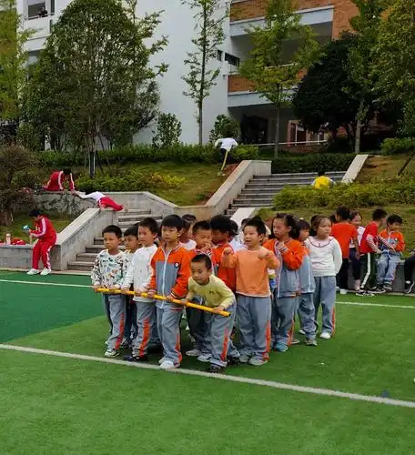 四人持棍接力赛马上开始啦! 看我们的架势就知道,我们已经准备好啦