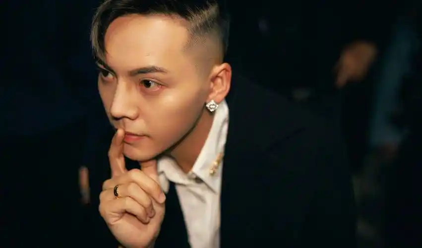 陈伟霆拍粉丝照片,粉丝男友吃醋要求其删除,你接受伴侣追星吗?