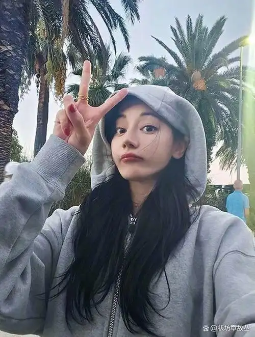 迪丽热巴比耶自拍精致可爱 戴编织帽度假风拉满