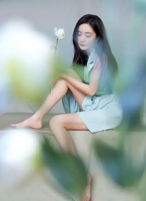 明星写真杨幂古风连衣裙优雅大片美腿白皙玉足迷人妩媚动人