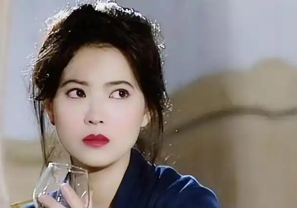 2018年10月31日,香港女星蓝洁瑛被人发现死在出租屋里,尸体已经发臭