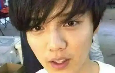 男星卸妆后:黄子韬像路人,鹿晗太糙,邓伦清秀,唯独他帅翻天