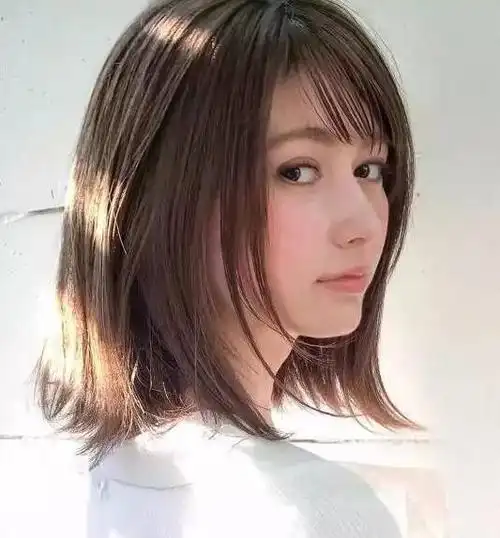 2021最火的发型女学生,2021年最火短卷发发型