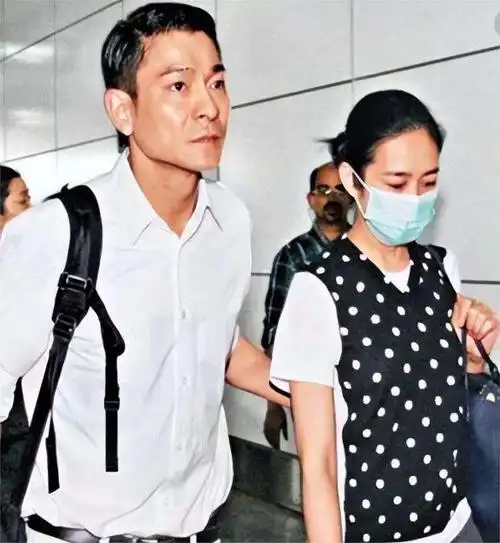 藏不住了!刘德华与赖文慧真实关系,原来除了结婚证啥都给了