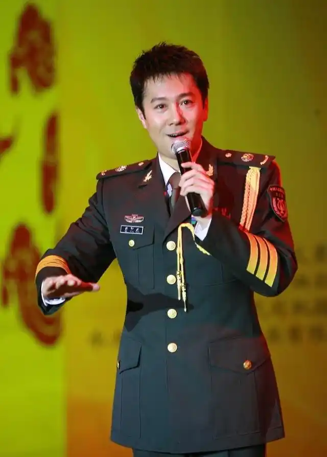 016年,蔡国庆带着5岁的儿子上亲子节目,这是他儿子的首次亮相.