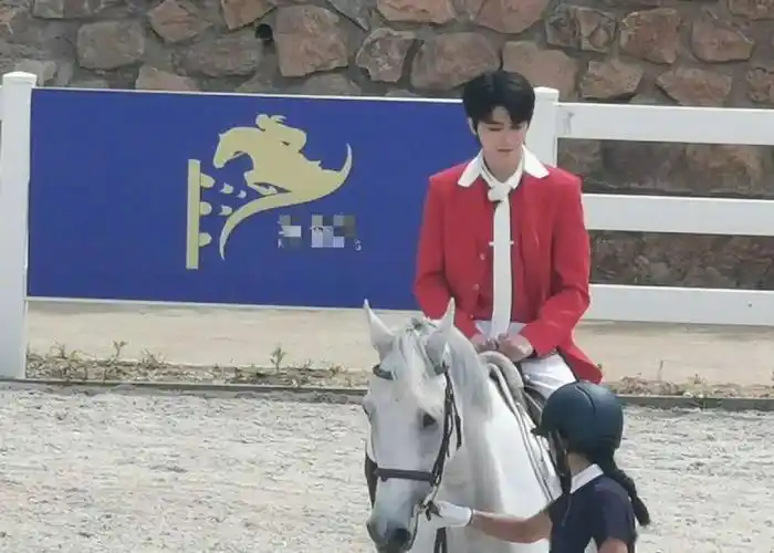 《奔跑吧》最新路透照,蔡徐坤,郭麒麟穿马术服