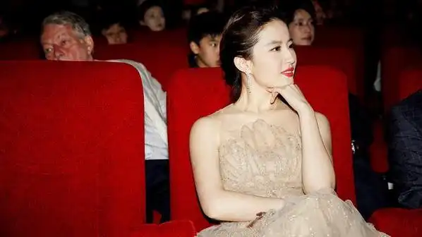 刘亦菲亮相蒙特利尔电影节颁奖典礼 《夜孔雀》摘奖