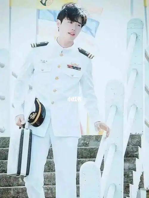 商稿李钟硕板绘白色军装也太帅了吧