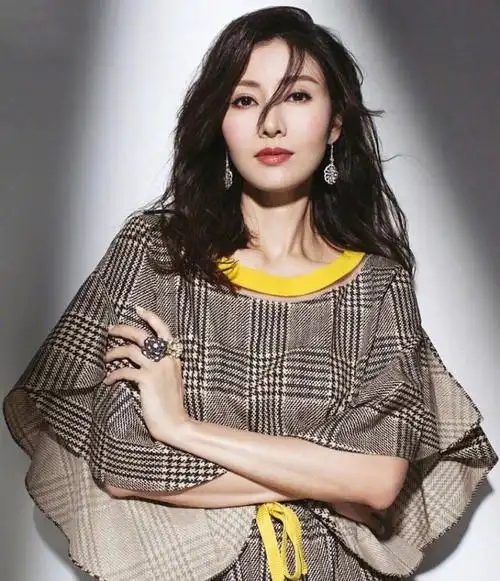 最美港姐李嘉欣重现80年代经典造型49岁照样hold住狂野爆炸头