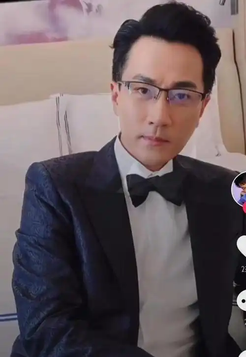 45岁刘恺威时隔九年再扮演莫绍谦帅翻天一袭西装配眼镜儒雅绅士